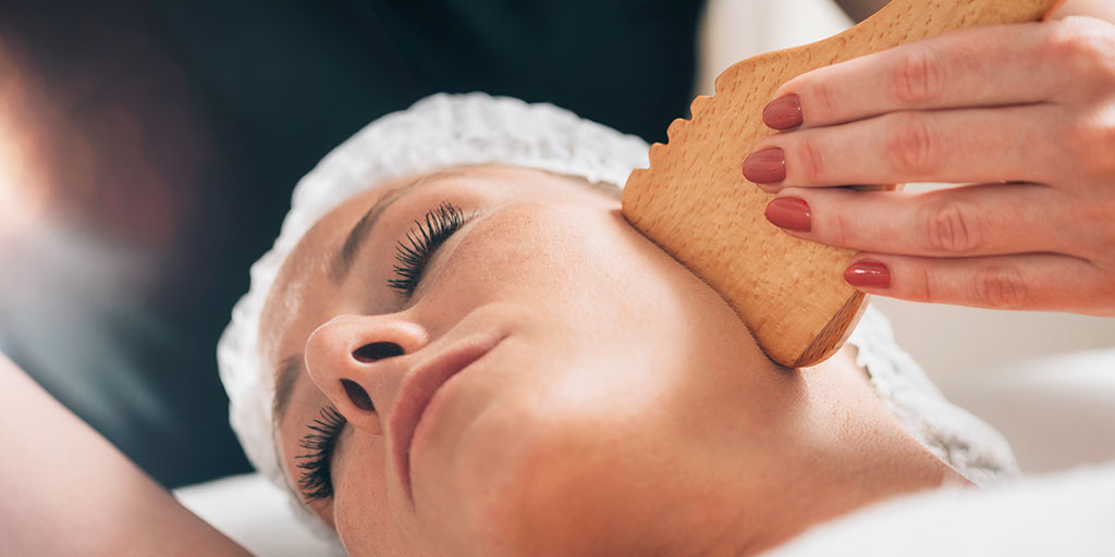 Maderoterapia facial para piel madura